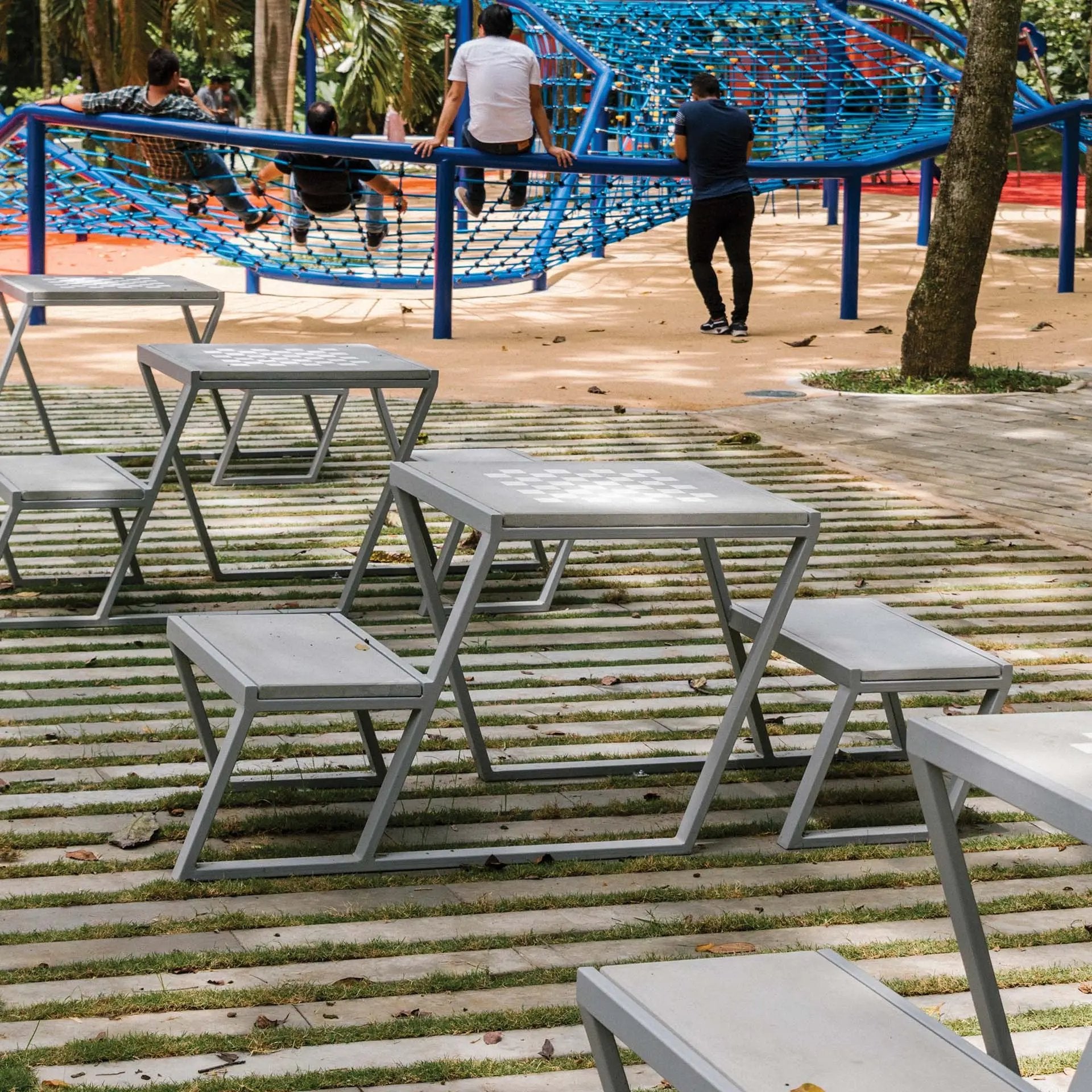 LIPPET TABLE - Konkretus