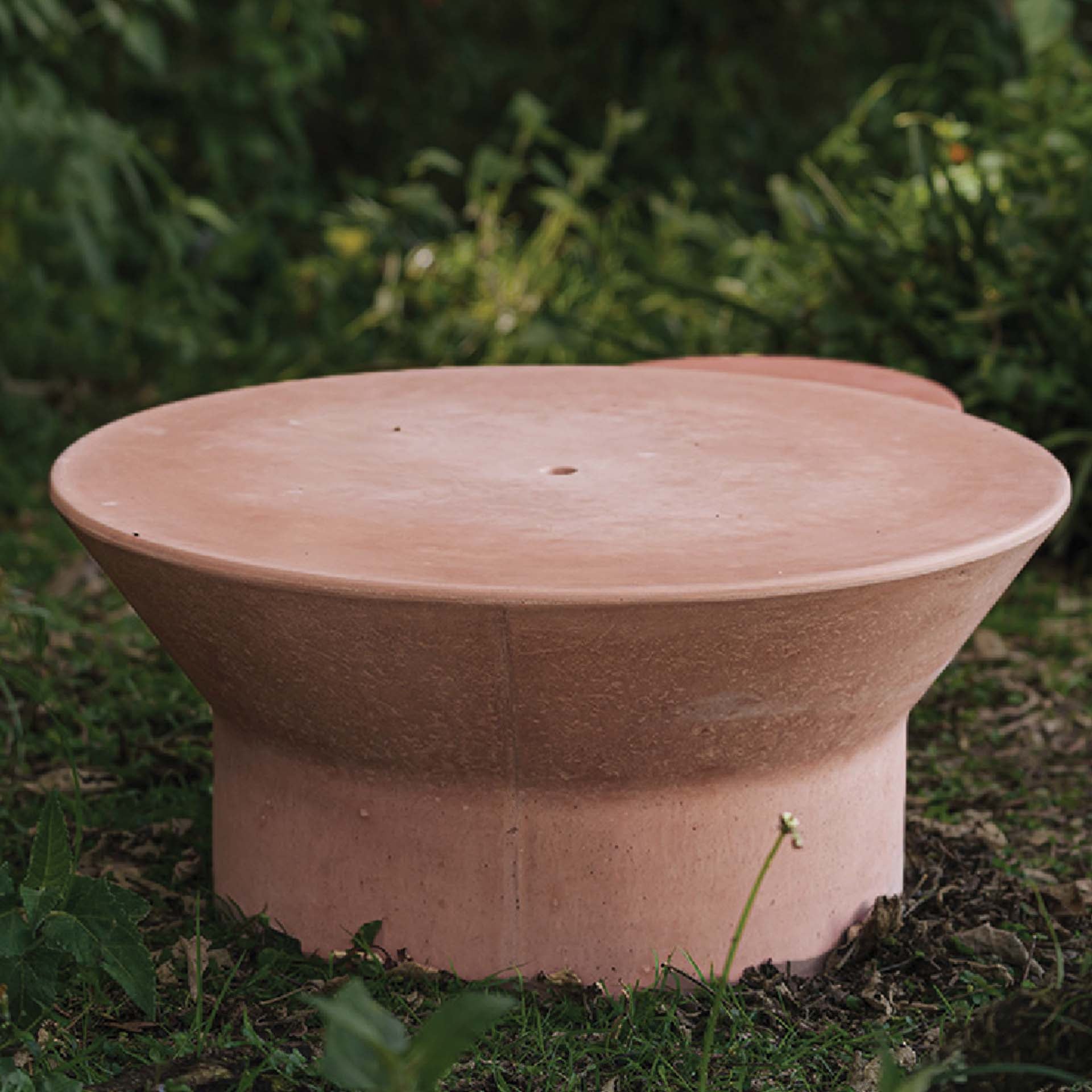 MEDIUM FUNGI BENCH / CONCRETE TABLE